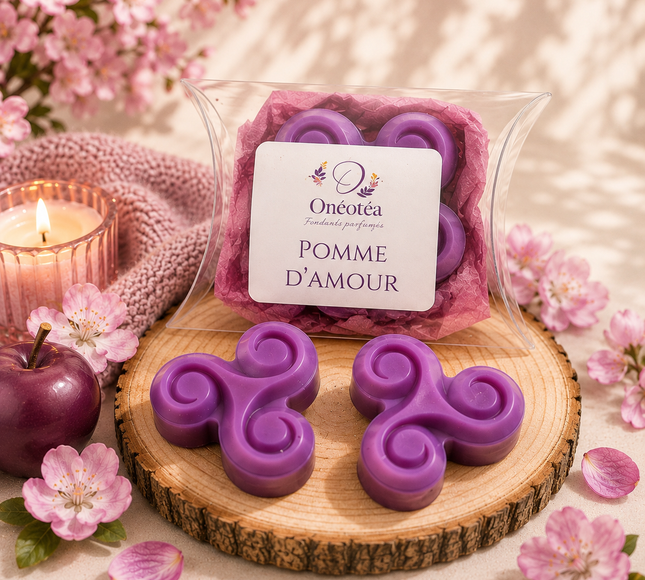 Fondant Pomme d’amour violet en cire, moulé en forme de trèfle à quatre cœurs, présenté avec son étiquette Onéotéa