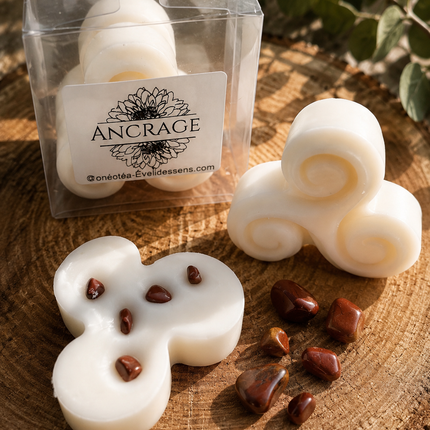 Fondants Ancrage en cire blanche, moulés en formes arrondies et décorés de petits éclats de jaspe rouge.