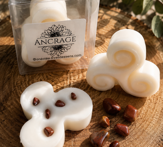 Fondants Ancrage en cire blanche, moulés en formes arrondies et décorés de petits éclats de jaspe rouge.