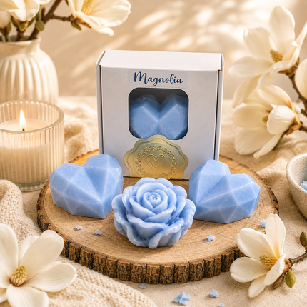 Fondants Magnolia bleus en cire, présentés en formes géométriques et en rose, avec une boîte étiquetée Magnolia.