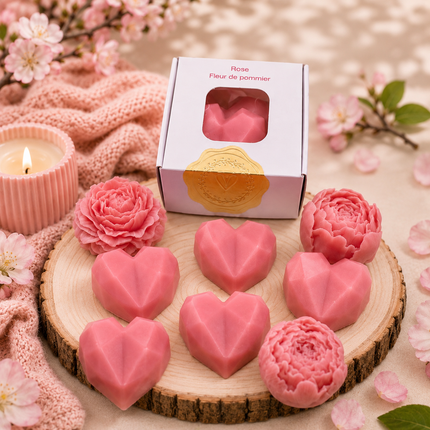 Fondants Rose & Fleur de Pommier en cire rose, moulés en cœurs et fleurs, présentés avec leur boîte assortie.